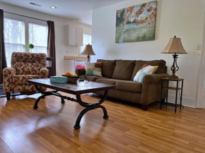 Cozy, Comfortable, Condo! Walking distance to Downtown! Free High-Speed Internet!
